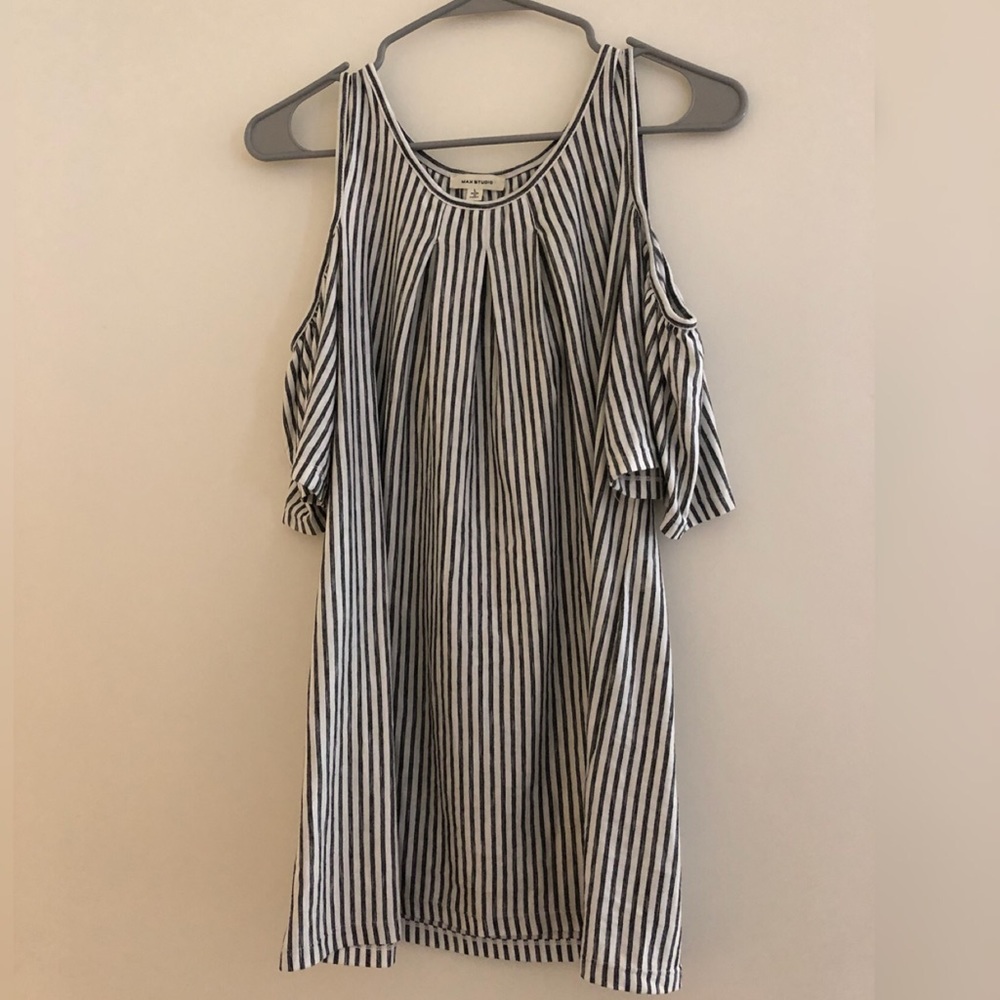 Max studio cold shoulder top sz L